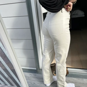  Beiga lack byxor Gina tricot - Skitsnygga byxor från Gina  | Storlek 34  (passar mig 36) | Köparen står för frakten 🤍 | Paketpris vid köp av fler plagg | Allt säljs i befintligt skick💗