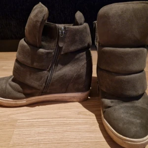 Strl 39 Gröna kilar - Skor på en mycket bekväm, låg kilklack.  Bra skick.    skor behöver rengöras, de låg i en påse med andra skor, som kan vara smutsiga eller dammiga, mycket bra skick, perfekta eller nya skor, storlek 37 eller 37,5 och alla skor passar 24 cm eller 23,5 cm