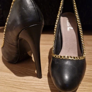 Strl 37  - Skor storlek 37, bra skick, hög klack och plattform.  skor behöver rengöras, de låg i en påse med andra skor, så de kan vara smutsiga eller dammiga, mycket bra skick, perfekt skick eller nya skor., storlek 37 eller 37,5 och alla skor passar 24 cm eller 23