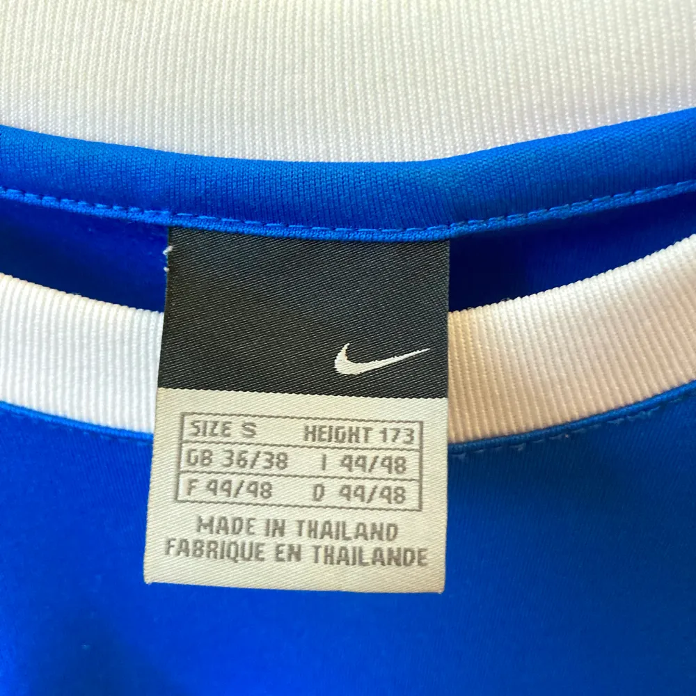 En jättefin blå t-shirt från Nike köpt på Beyond Retro, passformen är lite oversize :). T-shirts.
