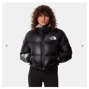 The north face nuptse short jacket w - Säljer min superfina älskade the north face jacka i storlek xs då jag tyvärr växt ur den :( Köptes på deras egna hemsida förra vintern för 3299kr och är i nyskick, riktigt varm och fin. Säljer bara vid bra bud! Kontakta privat för mer samt egna bilder 💓