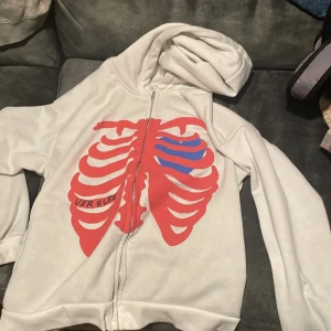 Drippy Kofta - Fett kofta som är ganska använd, men inga defekter. Slutet av armarna är lite smutsiga