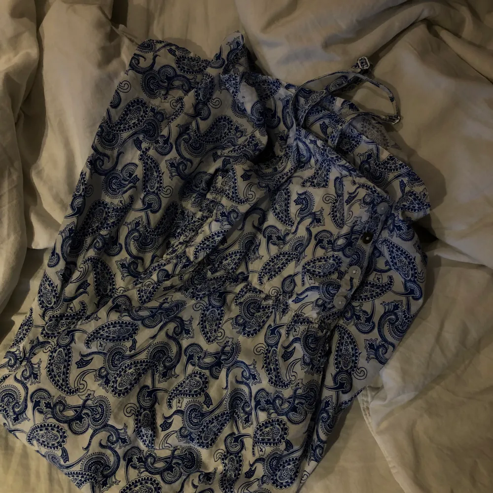 Säljer denna underbara blåmönstriga klänningen. Klänningen är inköpt från en secondhandbutik och är i toppen skick. Hör av er om ni har några frågor! 💗💗. Klänningar.