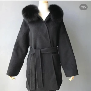 Höst/vinter jacka  - En jätte fin jacka i nyttskick inte använd många gånger och är vältagen hand om storlek M passar även S till L  Kan diskutera pris vid snabb äffär