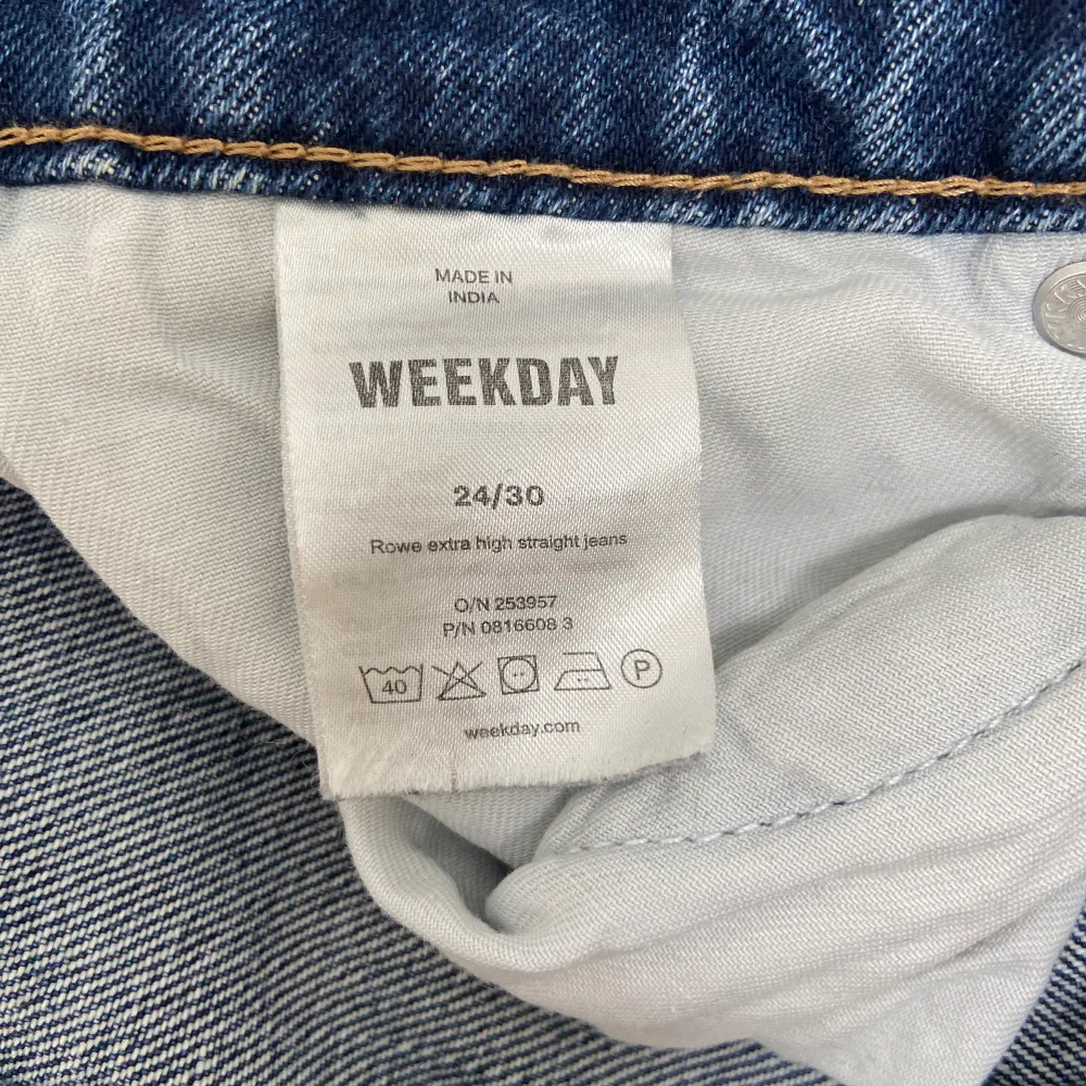 Högmidjade mörkblå jeans från weekday i modellen arrow!  superfina men har tyvärr blivit för små🧚🏽‍♀️. Jeans & Byxor.