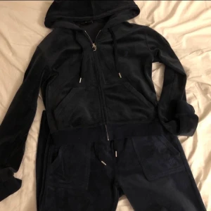 Juicy couture sett nightsky/ mörkblå - Säljer mitt mörkblå juicy sett ❤️ storlek S i byxorna o M i koftan (sitter lite oversize på mig med xs/s). Skriv privat för mer bilder. Säljer då detta inte kommer till användning. bra skick men dock lite nopprigt på snöret o lite missfärgat men syns inte