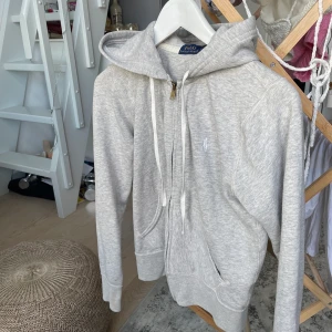 Ralph Lauren hoodie - Grå Ralph lauren hoodie storlek S. Superfint skick 