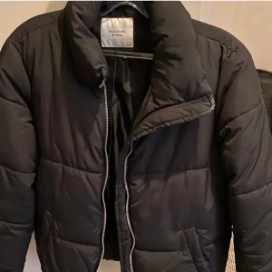 Vinterjacka/höstjacka - Vinterjacka/höstjacka i storlek S. Endast använd 2 gånger, så fin men kommer inte till användning av mig.