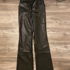 Skinnbyxor  - Ny skick och använda vid två tillfällen. 