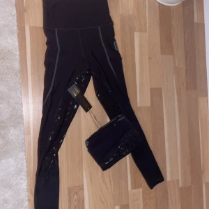 Maya Delorez  - Jag säljer två par med fodrade Maya Delorez ridbyxor i strl-Xxs. Ett par har lappen kvar men har inte använt något av dem, så inga hål eller liknande. Väldigt stretchiga och sköna nu på vintern😄. Sänka pris eller liknande? Skriv 😊
