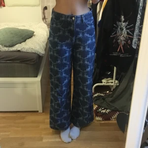 Jeans från Bershka strl 36 - Byxor jag köpte på Bershka förra året men använder knappt då dem är lite för korta på mig (jag är 178cm) De har rolig mönster och litet “mami” på bakfickan som dock kan tas bort ganska enkelt. Dm för mer bilder!:)