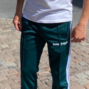 Palm Angels grön byxa - Stl.M Sparsamt använda och i fint skick En liten flock på baksidan/rumpan Kvitto och tags finns