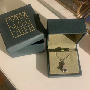 Maria Nilsdotter halsband  - Vill byta detta mot ngt eller sälja till bra pris❤️ helst något annat halsband i silver från Maria Nilsdotter💕💕 har trätt på berlocken på en annan kortare kedja en den jag fick med vid köpet och den är 50cm💕 köptes i butiken i somras  