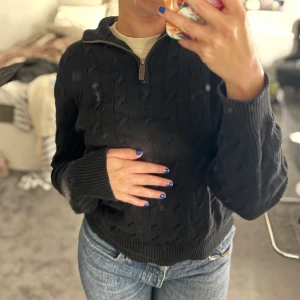 Ralph lauren stickad - Svart stickad Ralph Lauren half zip stickad tröja i storlek M. Fint skick🥰 
