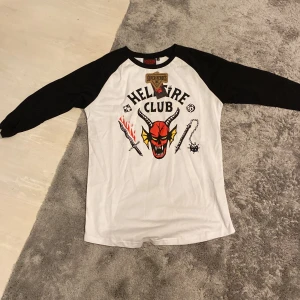 stranger things tröja  - helt oanvänd. lappen är kvar. stranger things eddies hellfireclubb tröja. kostade från början 317kr