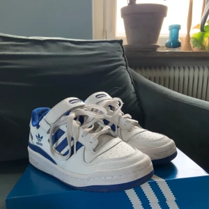 Skor adidas - Nästan helt nya adidas skor! Använda typ 2 gånger så de ser ut som nya Inga märken Storlek 37 och en halv Boxen med kommer väldigt bra pris då jag betalade  1200kr ”Postar, tar bara Swish💗