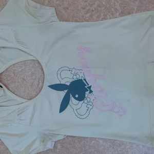 Playboy t-shirt  - Den här gulliga gula Playboy t-shirten som går några år tillbaka så riktigt vintage. Öppen på ryggen💛det stog uk storlek men skulle säga att den är S
