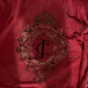 Juicy couture  - Fin juicy couture dräkt  1000 per del gamla modellen dock liten fläck på tröjan bredvid kedjan!annars bra skick ska se om det går bort i tvätten 💕 köp hälst hela dräkten💕storlek M på strövande och storlek S på byxorna 