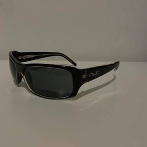 Svarta D&B solglasögon som är köpta på 2000-talet (vintage). Bra skick, ser ut som nya och inga repor! Pris kan diskuteras. Köparen står för frakten! Buda eller köp direkt för 400kr + frakt🖤