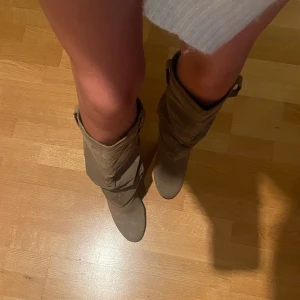 Stövlar  - Säljer de PERFEKTA stövlarna, i världens finaste beige mocka färg🤍 ALDRIG använda, endast testade inomhus. Skriv gärna för fler bilder! 