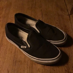 Vans - Vans slip on skor. Använda men i ett fint skick💕💕Köpa för 750kr💕