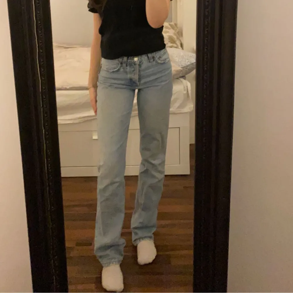 Zaras populära mid rise jeans i storlek 34. Knappt använda!! Jag är 160 typ och det är lite långa i benen! Köpta nya för 399kr (tror jag). Skriv för frågor eller vid intresse💘. Jeans & Byxor.