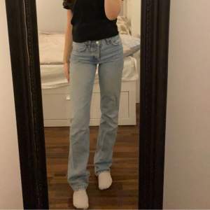Zaras populära mid rise jeans i storlek 34. Knappt använda!! Jag är 160 typ och det är lite långa i benen! Köpta nya för 399kr (tror jag). Skriv för frågor eller vid intresse💘