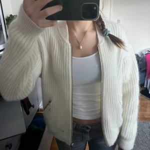 Kofta - Säljer denna fina kofta som tyvärr har ett hål i sig men man märker det knappt!