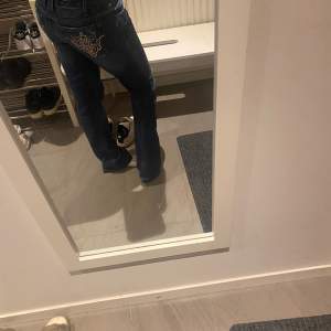 Snygga och as coola jeans som jag köpte secondhand❤️storlek 29 vilket motsvarar typ s/m