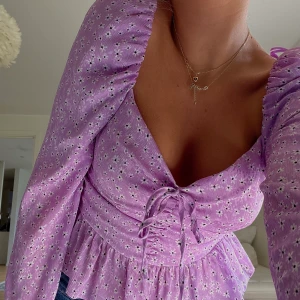 topp - så himla söt topp från zara, aldrig använd 💜