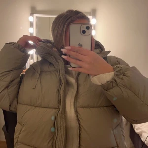 Jacka från H&M  - Beige/grön jacka från H&M inget fel alls på den skriv för fler bilder pris diskuteras 