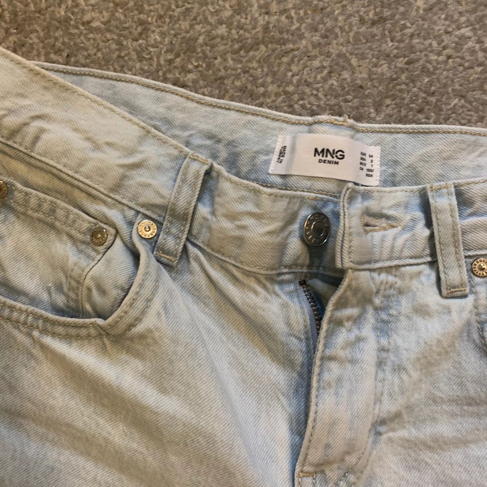 ljusblå lågmidjade jeans från mango, endast använda ett fåtal gånger, mycket bra skick💕. Jeans & Byxor.