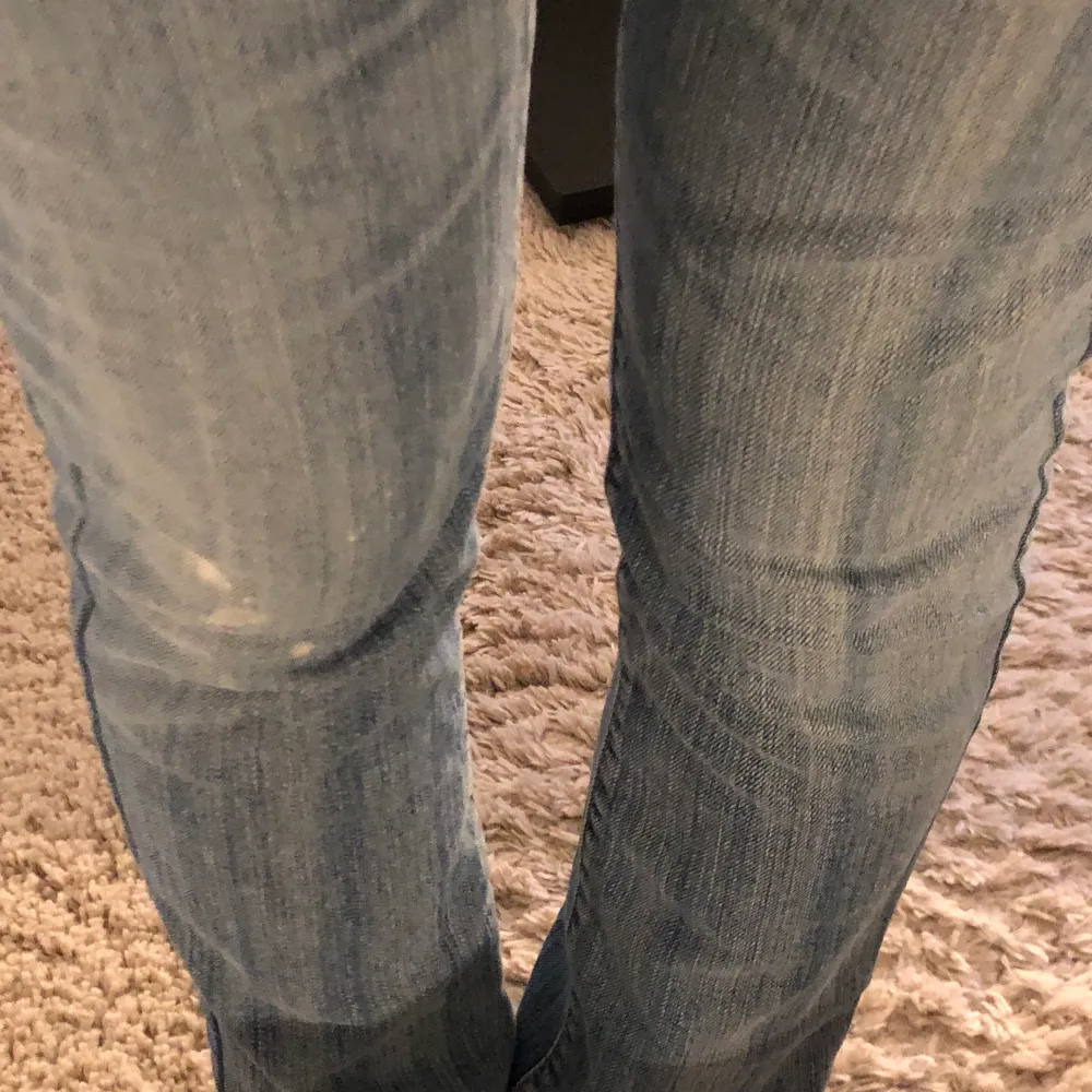 Levis bootcut jeansen som är köpta second hand 💕Bra skick förutom lite vit färg på knät men det tänker man inte på. Jeans & Byxor.
