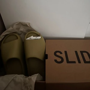yeezy slide  -  kvitto finns oanvända de finns i två storlekar 39 och 42 säljer de på grund av fel storlekar 