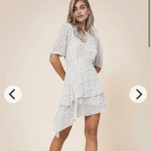 Adoore - Asymmetric Dress Lemon - Populär Adooreklänning! Storlek S. Beskrivning från deras hemsida: Midi dress. Lemon . Shoulder pad. Marked shaft. Short sleeves. Hidden zipper at the back. Rounded neck. Oblique dress. Lined. Hourglass silhouette. ⚡️🤩🫶🏼 