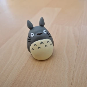 Totoro figur - Totoro samlarfigu ca 5 cm stor, se bild 2. Officiell och tillverkade av märket Nibariki.