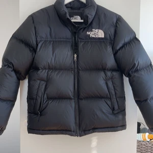 North face jacka  - Säljer min North face jacka och har bara använt några antal gånger… Är i fint skick och är ganska liten i storleken. Hör av dig me flera bilder på jackan