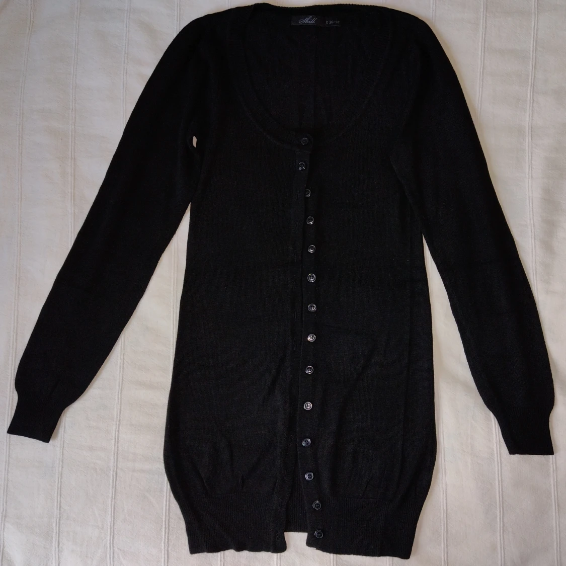 Svart stickad längre knäpptröja/kofta, storlek S 36/38 - 90