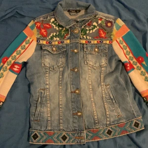 Desigual Jeans-jacka  - Jätte cool jeans jacka från desigual med coola mönster! Storlek 36 enligt jackan men sitter lite tightare! Köpt för 1000kr i butik säljer för runt 300! vid snabb affär kan priset ev sänkas :) Köpare står för frakt💞