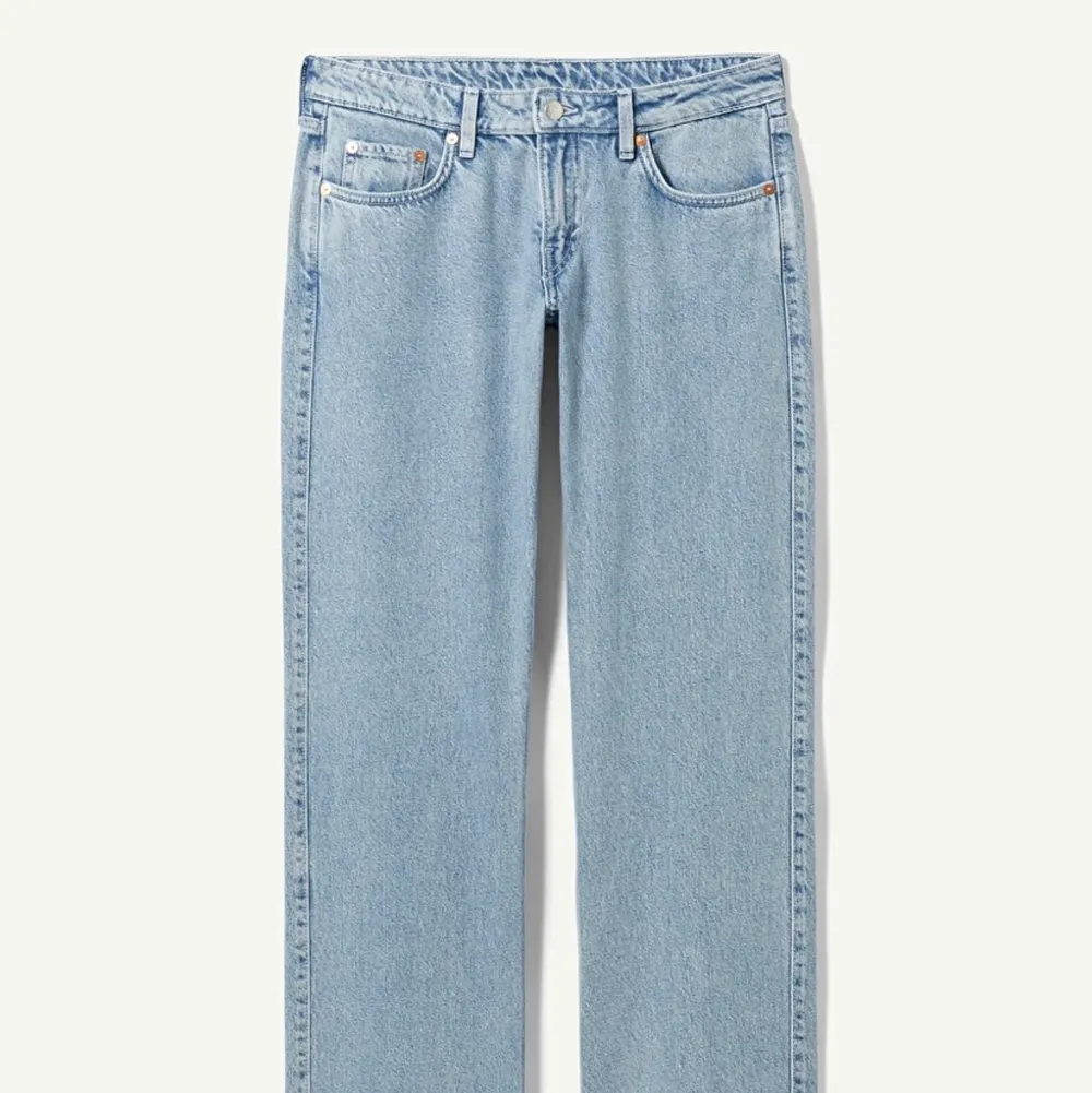 Säljer mina lågmidjade jeans från weekday, har bara använt ett fåtal gånger. Det är i storleken W27 L32 och passar på mig som oftast har S/M i byxor. Köpta för 500kr💕. Jeans & Byxor.
