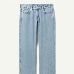 Säljer mina lågmidjade jeans från weekday, har bara använt ett fåtal gånger. Det är i storleken W27 L32 och passar på mig som oftast har S/M i byxor. Köpta för 500kr💕