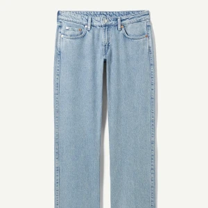 Low waist jeans  - Säljer mina lågmidjade jeans från weekday, har bara använt ett fåtal gånger. Det är i storleken W27 L32 och passar på mig som oftast har S/M i byxor. Köpta för 500kr💕