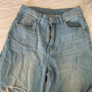 Ett par jeans i ett bra skick förutom att de är lite trasiga i botten på byxorna💕💓