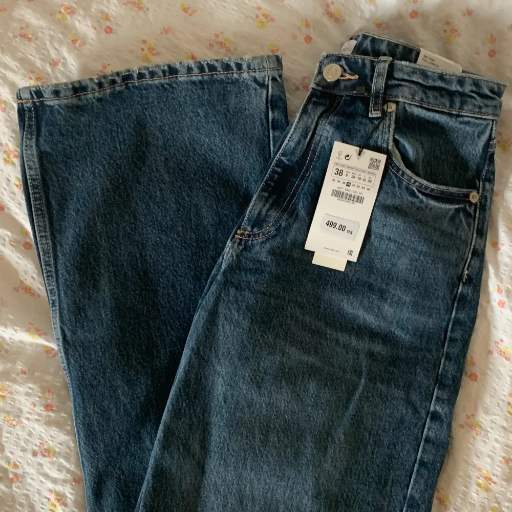 Såå snygga oanvända jeans från zara!💙 Mid rise, full length, wide leg! Köparen står för frakt 💙. Jeans & Byxor.