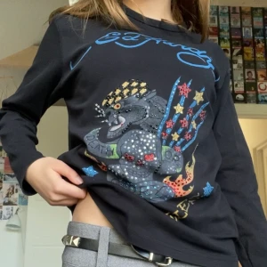 INTRESSEKOLL  ed hardy  - Säljer pga behöver pengar. Så skönt material och tvättad. Okej skick, typ hälften av stenarna är borta och trycket är lite slitet, behövs också lagas under armarna men är en snabb fix. Möts upp i tc elle fraktar 