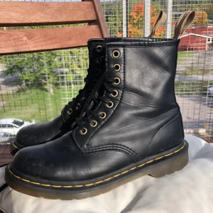 Dr. Martens vegan 1460 - Veganska Dr martens! det är den klassiska modellen, fast lite mer ”slim”. Jag köpte de förra hösten men de var för små, trots det använde jag de större delen av vintern. Men skicket är fortfarande som när jag köpte dem! Skitsnygga, går med allt, u know it