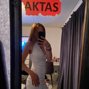 Vit klänning - Har använt denna på ett bröllop annars är den aldrig använd, så den är helt ny nästan😊