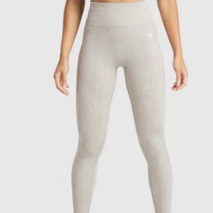 Gymshark tights - ADAPT ANIMAL SEAMLESS LEGGINGS i storlek M, såå snygga! Säljs då de är förstora för mig..