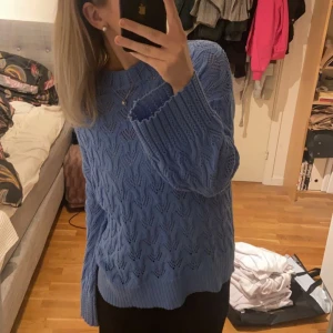 Stickad tröja - Blå hål stickad tröja som aldrig kommit till användning 💙