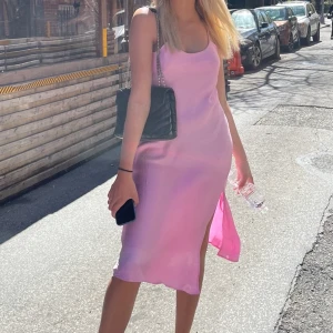 Rosa klänning - Från zara! Har vissa noppror därav priset, alltså använt skick men fortfarande fin! 💗